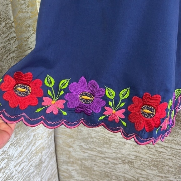 Vintage🧚‍♀️ Navy Blue Floral Embroidered Mexican Blouse - Picture 7 of 11